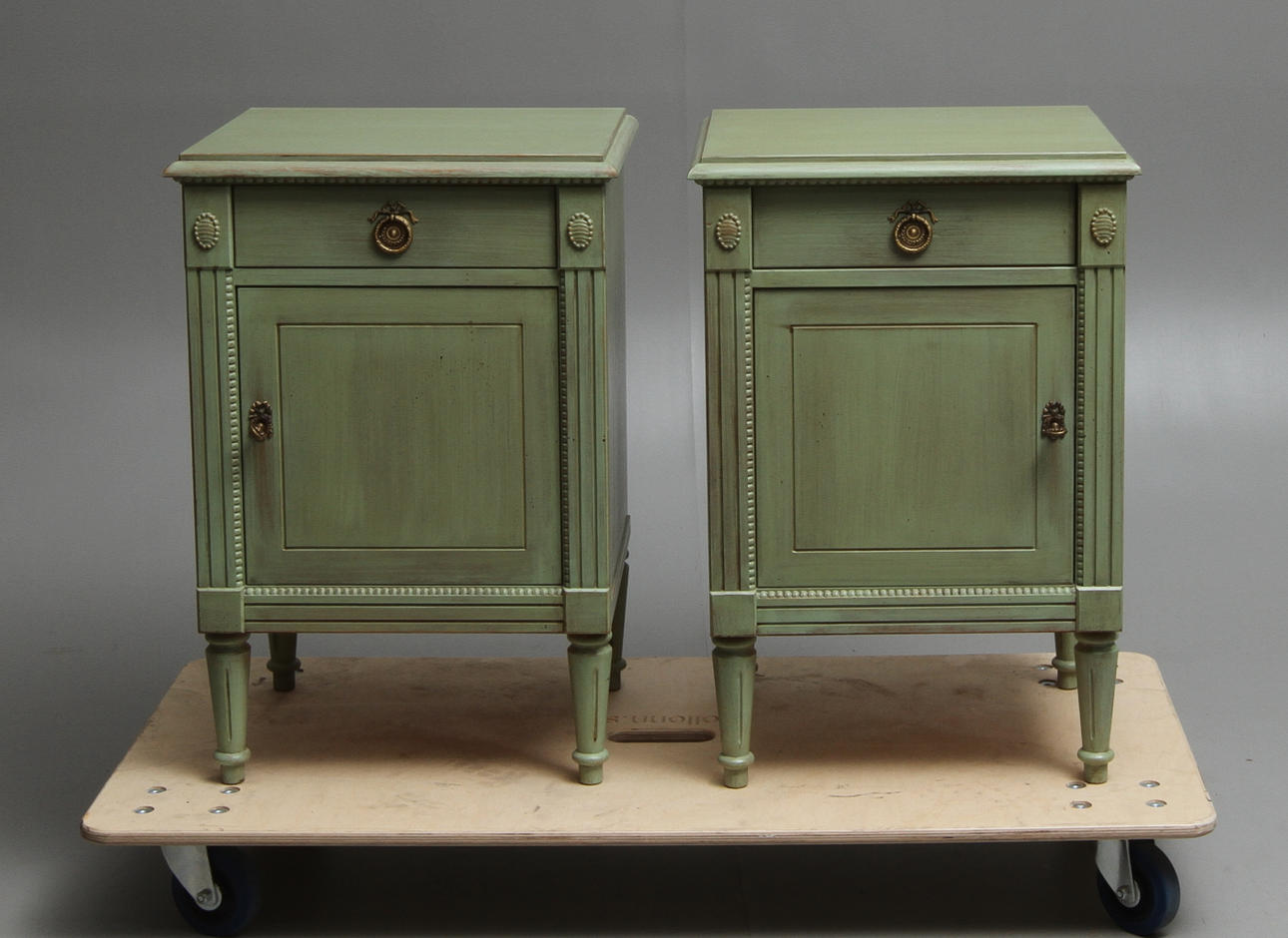 SÄNGBORD 1 par, gustaviansk stil, 19/2000-tal.