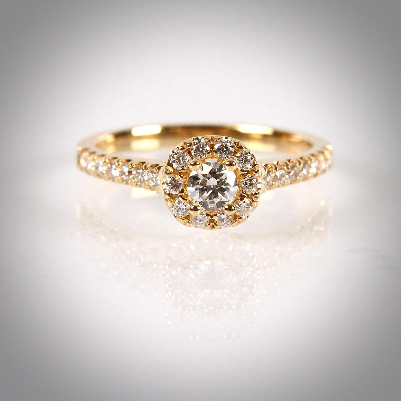 DIAMANTRING, insgesamt 0,45 ct, 18 Karat.