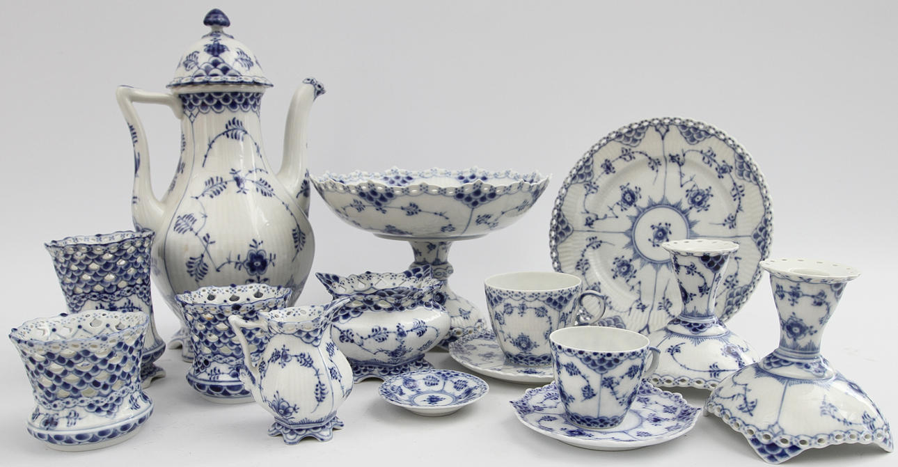 KAFFESERVIS, ca 45 delar "Musselmalet" Kunglig Dansk.