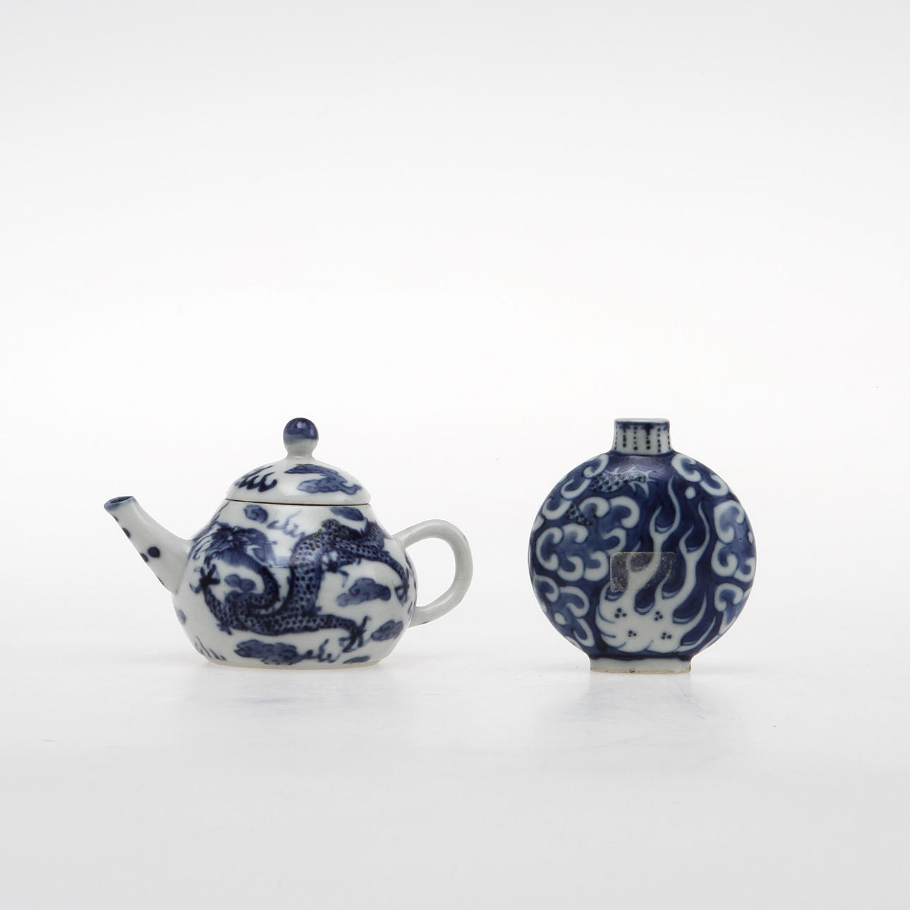 MINIATYRKANNA samt FLAKONG, porslin, Kina, 1800/1900-tal.