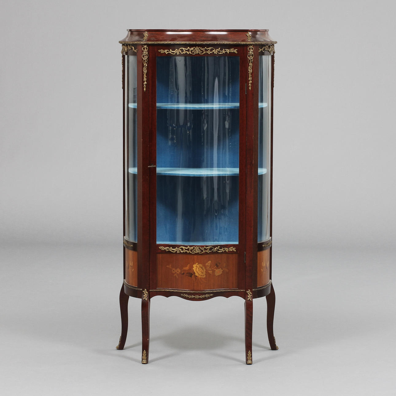 VITRINSKÅP, Louis XVI-stil, 1900-tal.