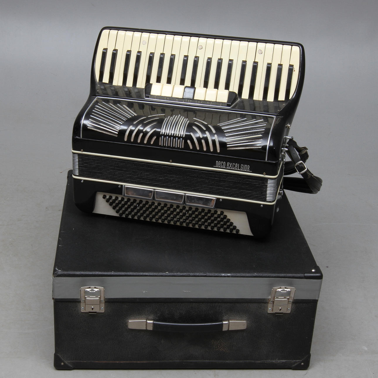 DRAGSPEL, Neco Excelsior.