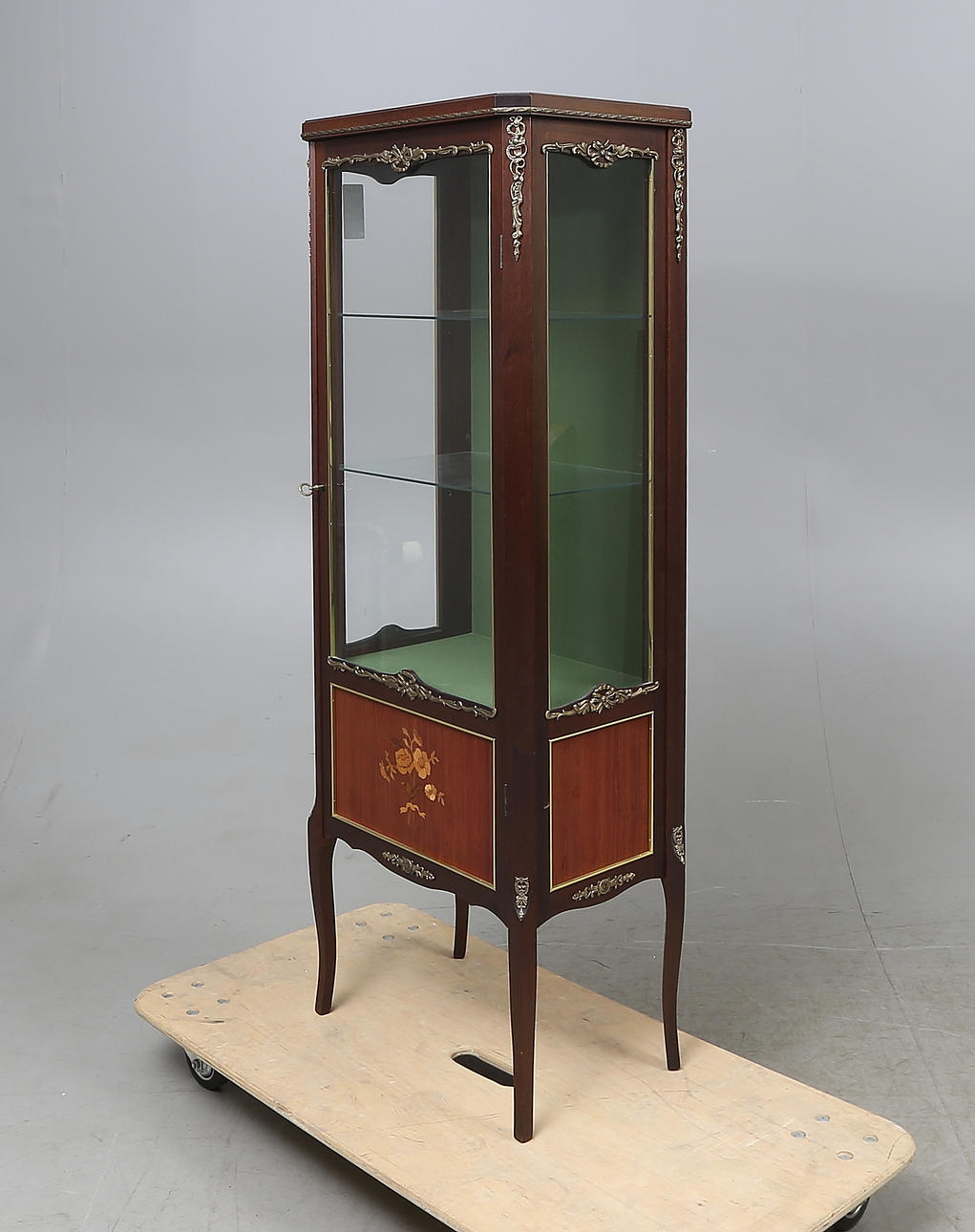 VITRINSKÅP, Louis XVI-stil, 1900-tal.