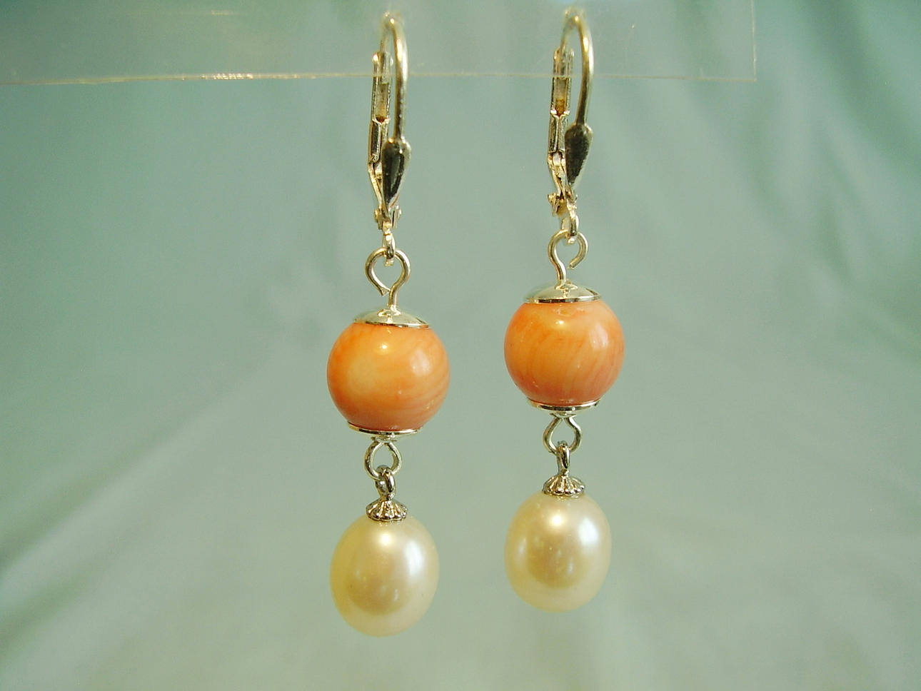 ÖRHÄNGEN, korall och vita odlade pärlor silver 925.