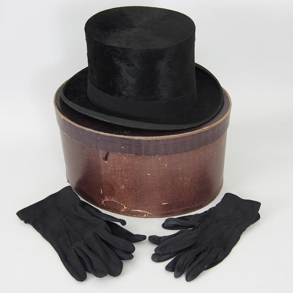 HÖG HATT I HATTASK, London.