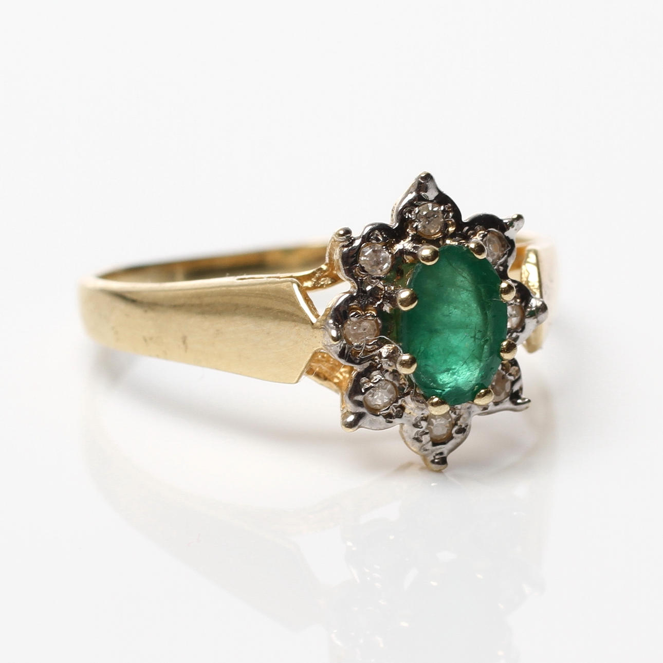 RING, 14k guld med diamanter samt grön sten, 1900-tal.