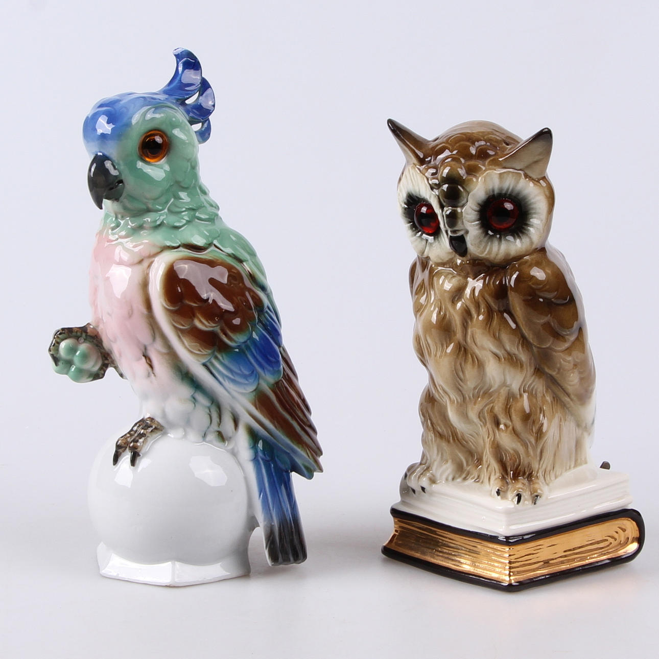 BORDSLAMPOR, 2 st. Porslin, Uggla samt kakadua, 1900-tal.
