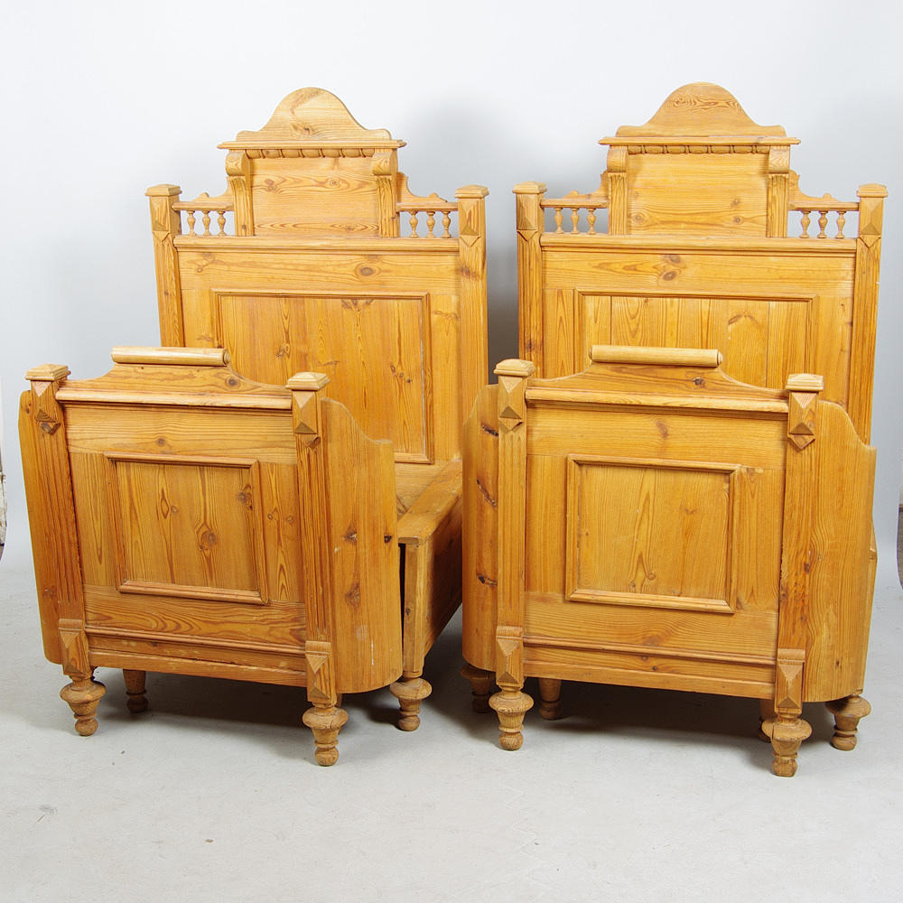 UTDRAGSSÄNGAR, 1 par, fur, sent 1800-tal.