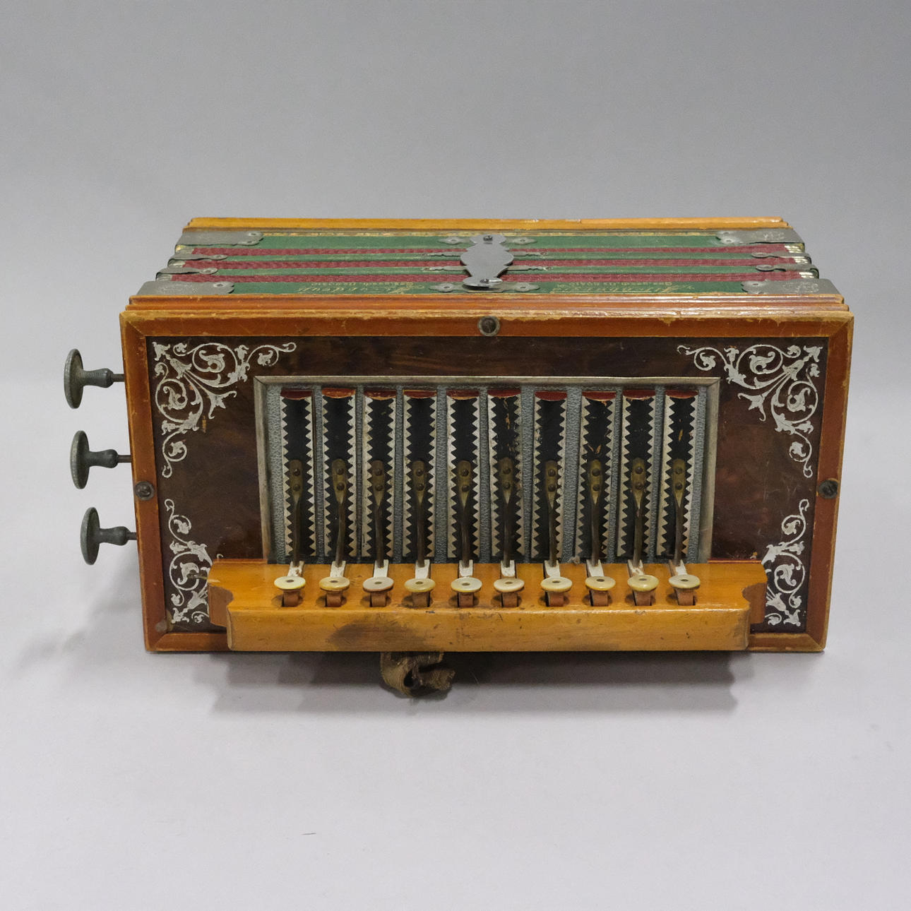 ACORDEÓN ANTIGUO.
