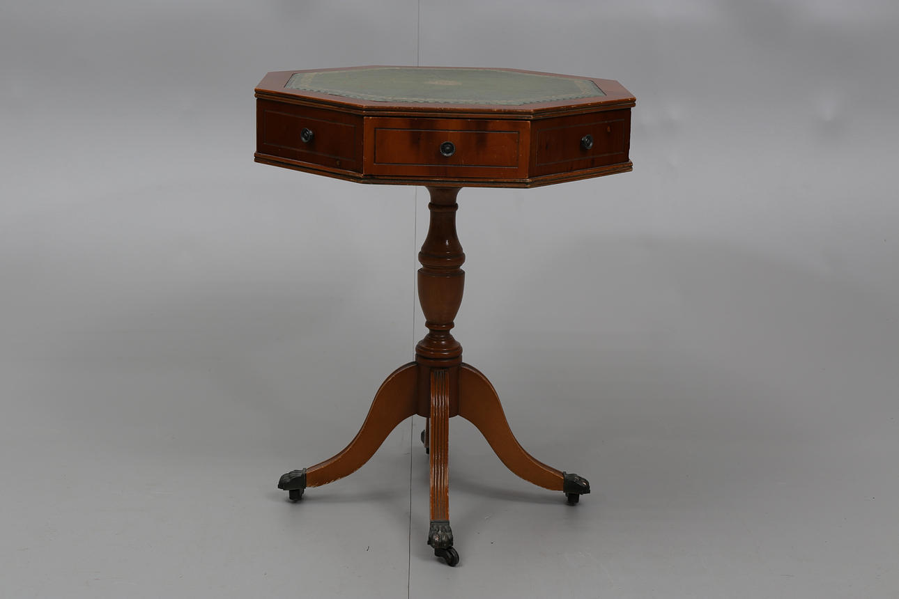BORD, idegran, pelarfot, åttkantigt, skinnklädd skiva, England, 1900-talets andra hälft.