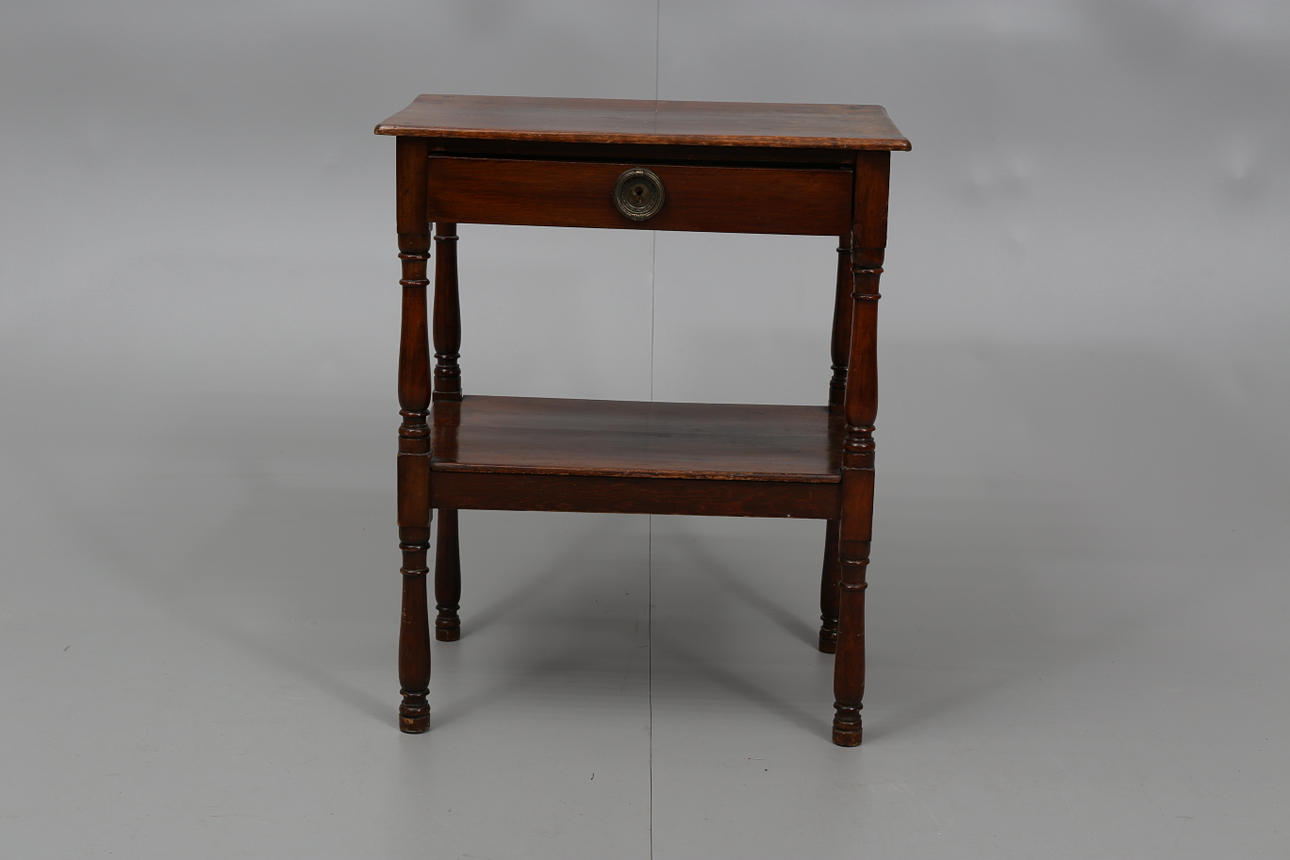 BORD MED HYLLA OCH LÅDA, 1800-talets andra hälft.