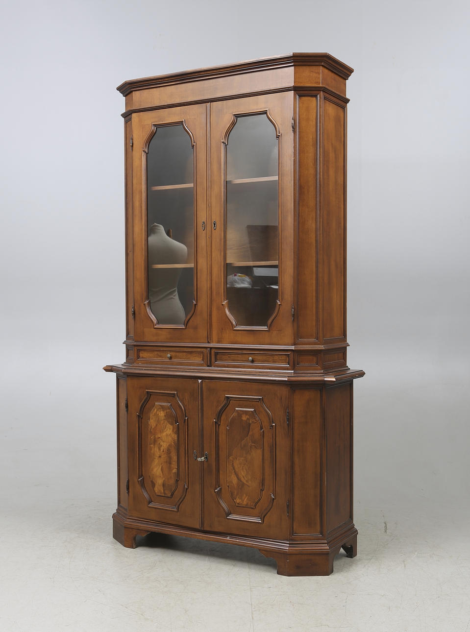 VITRINSKÅP, 1900-talets andra hälft.