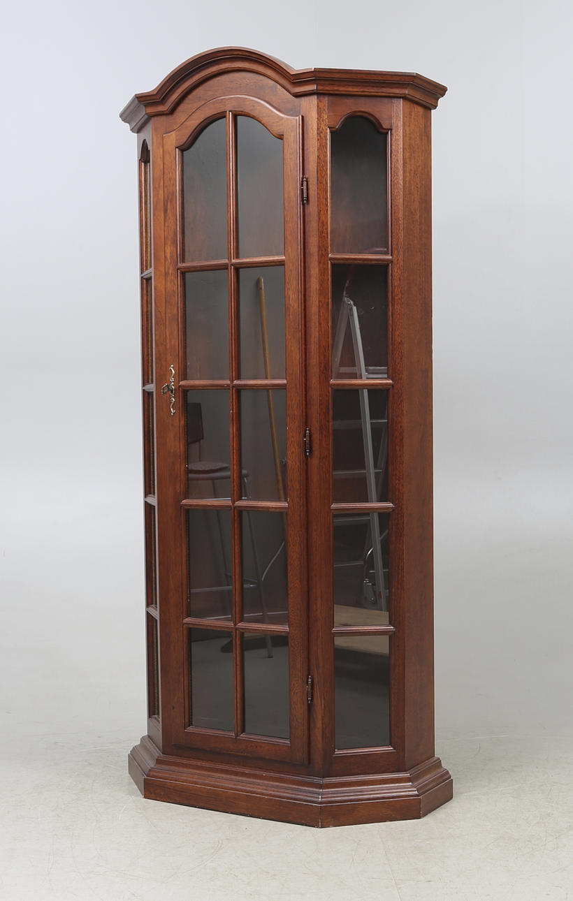 VITRINSKÅP, engelsk stil, 1900-talets andra hälft.