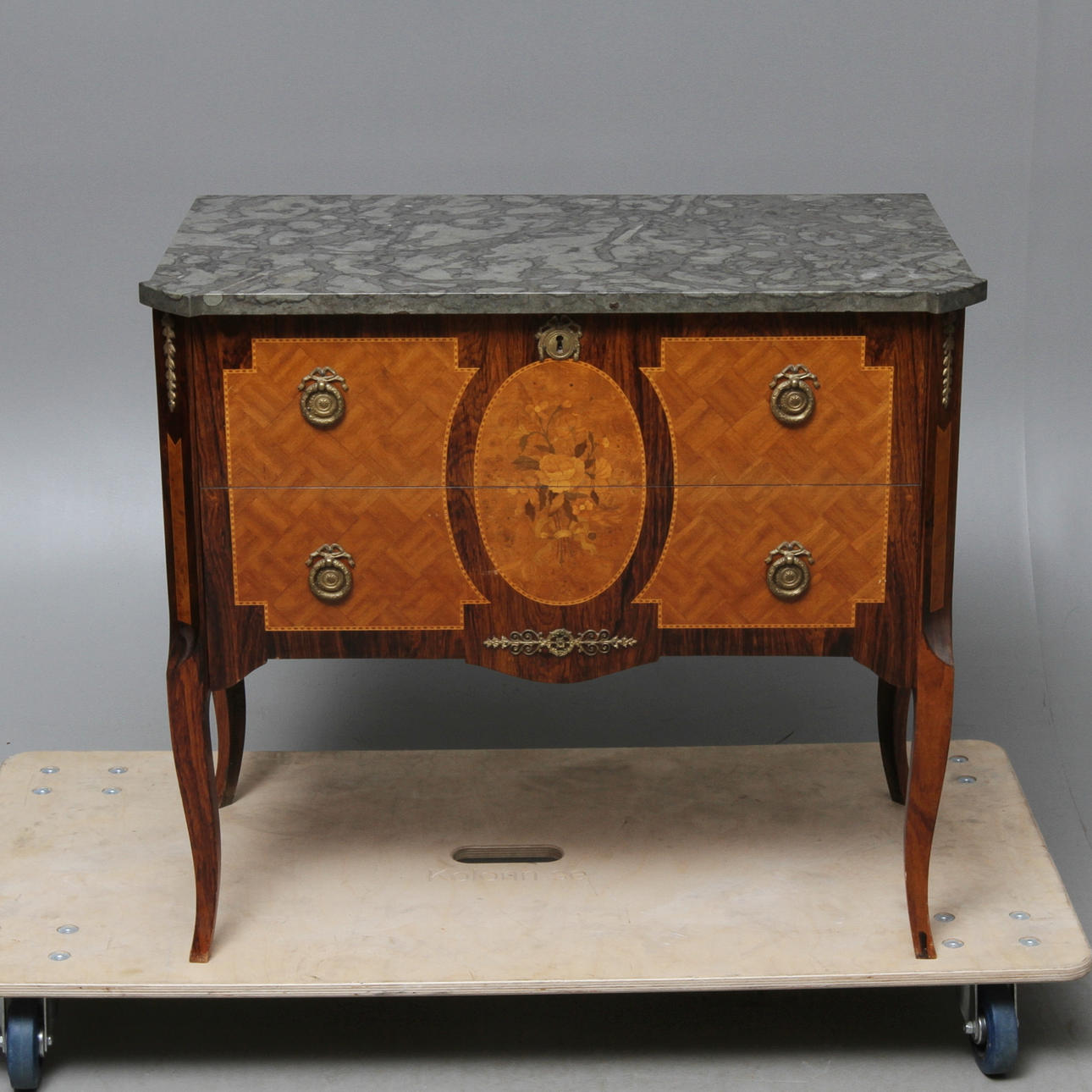 BYRÅ, med stenskiva, gustaviansk stil, 1900-tal.