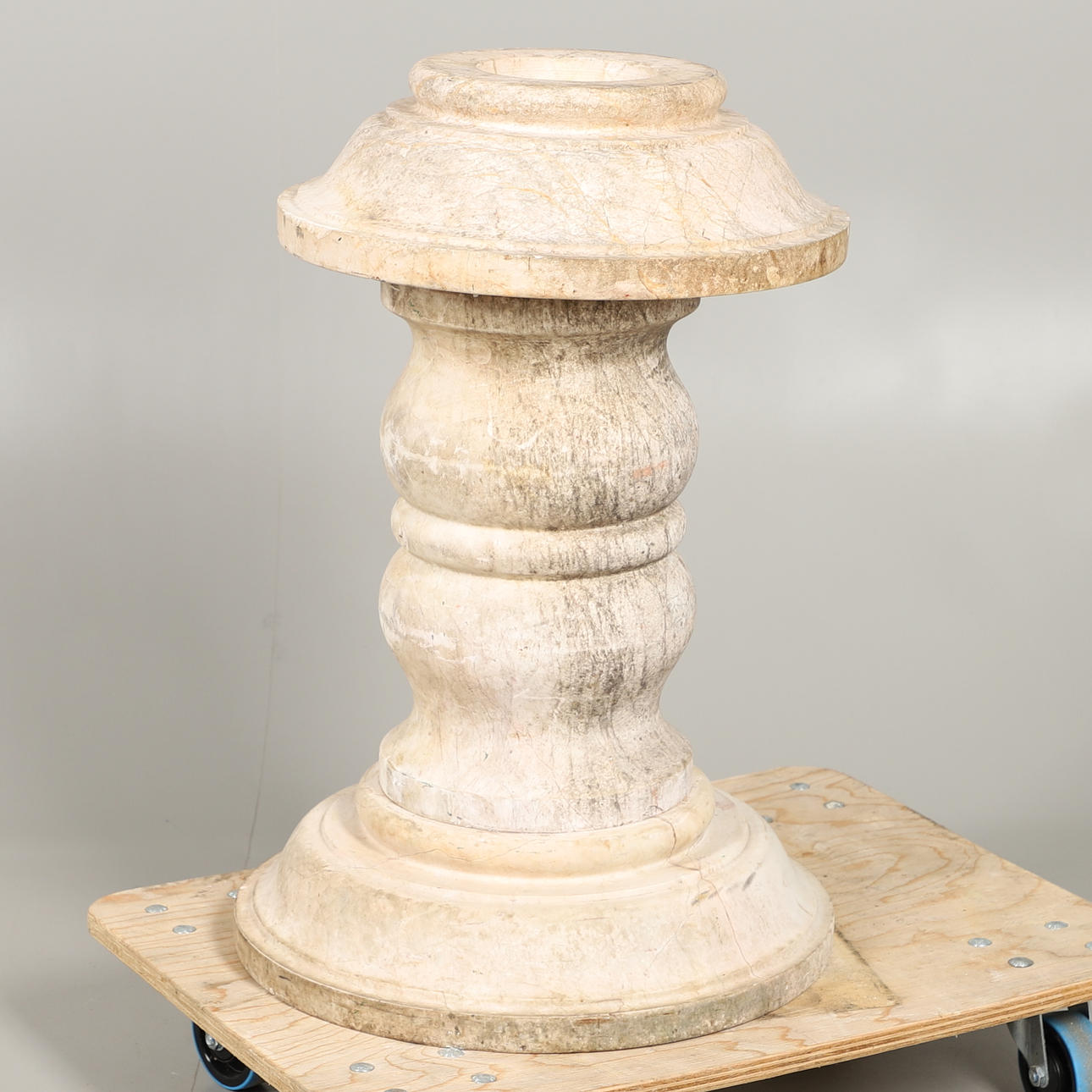 EN HVID OG LYSERØD MARMOR SOKKEL.