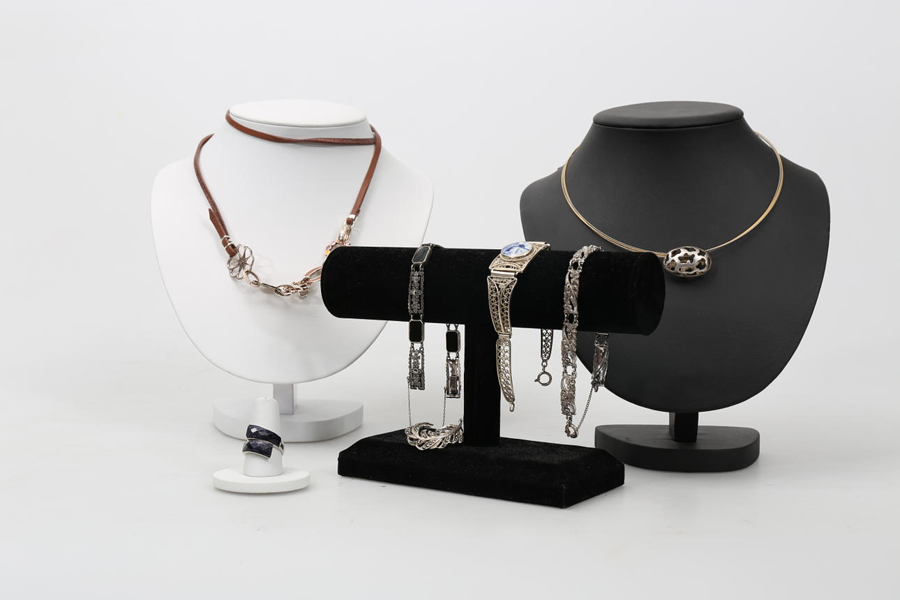 SMYCKEN, silver, markasiter, emalj och stenar.