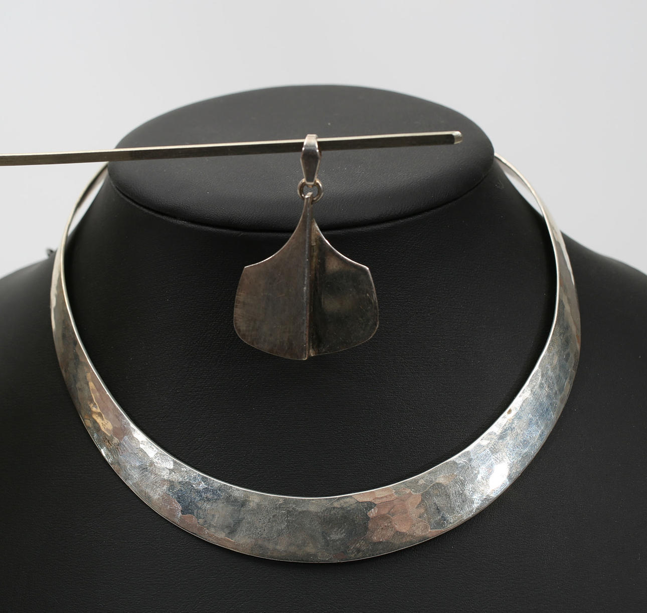 HALSRING OCH HÄNGE, silver, 2 delar, bland annat K E Palmberg.