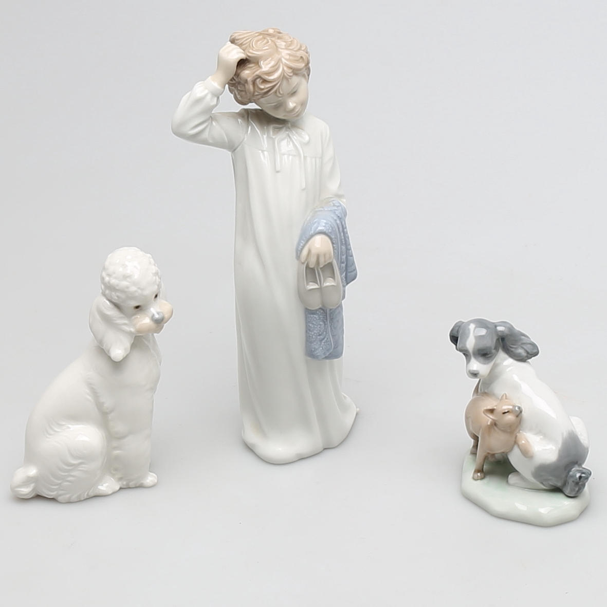 FIGURINER i porslin, 3 st, hundar samt pojke, Nao, Spanien.