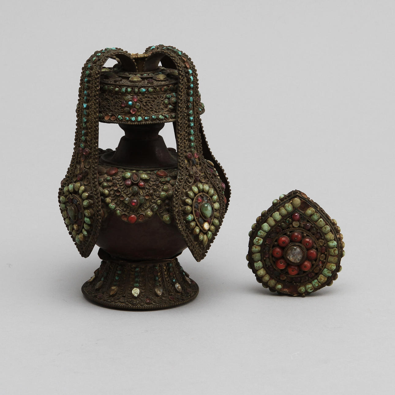 RITUELLT KÄRL, Tibet, orientaliskt, koppar samt ädelstenar.