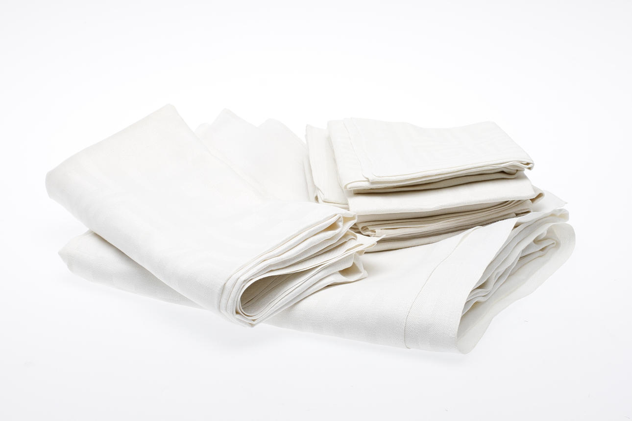 BORDSDUKAR, 2 st och SERVIETTER, 12 st, linnedamast.