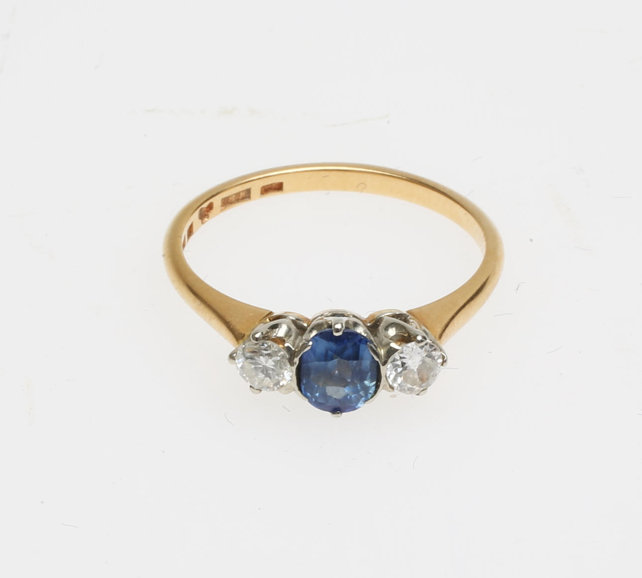 RING, 18 k, med slipade stenar.
