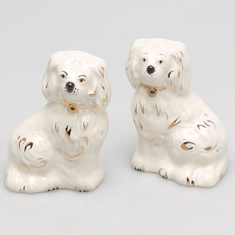 FIGURINER i porslin, ett par, "Hemvändarhundar", Beswick, England.