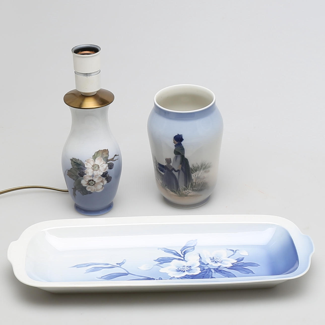 PARTI PORSLIN, 3 delar, vas, bordslampa samt fat, Royal Copenhagen och Bing & Gröndahl, Danmark.