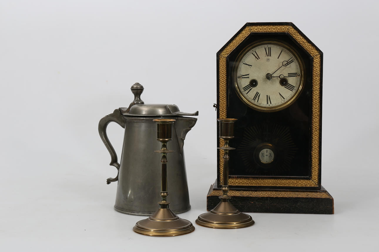 BORDSUR, STOP OCH LJUSSTAKAR, metall och trä, 4 delar, 1800-1900-tal.