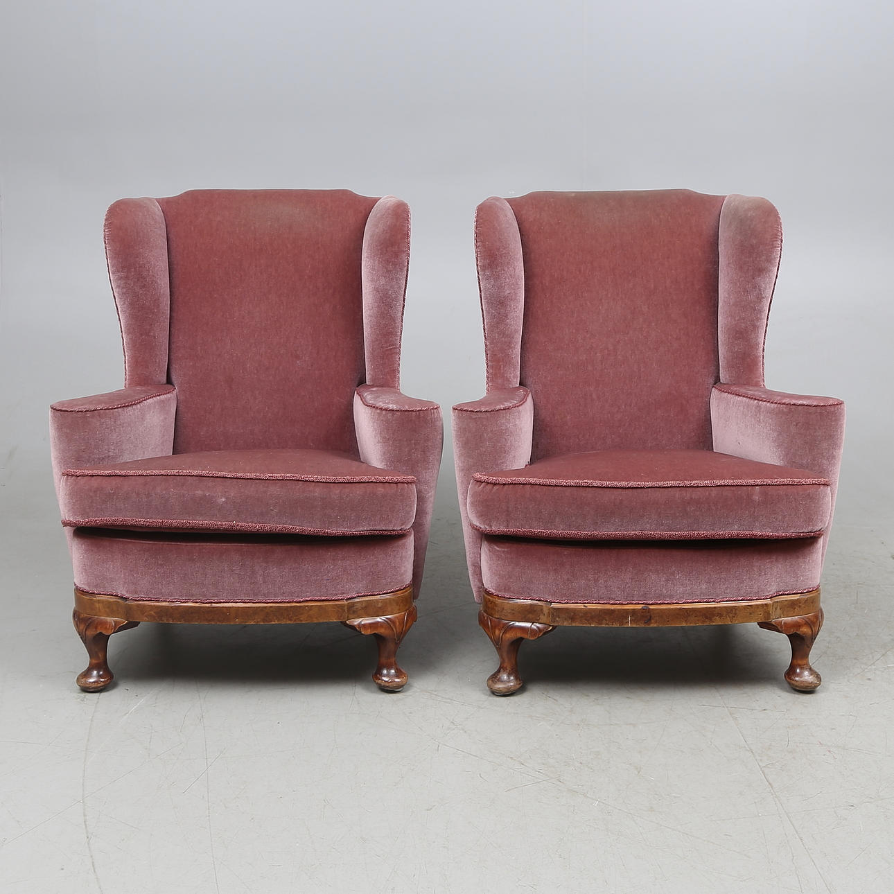 ÖRONLAPPSFÅTÖLJER, ett par, omkring 1900.