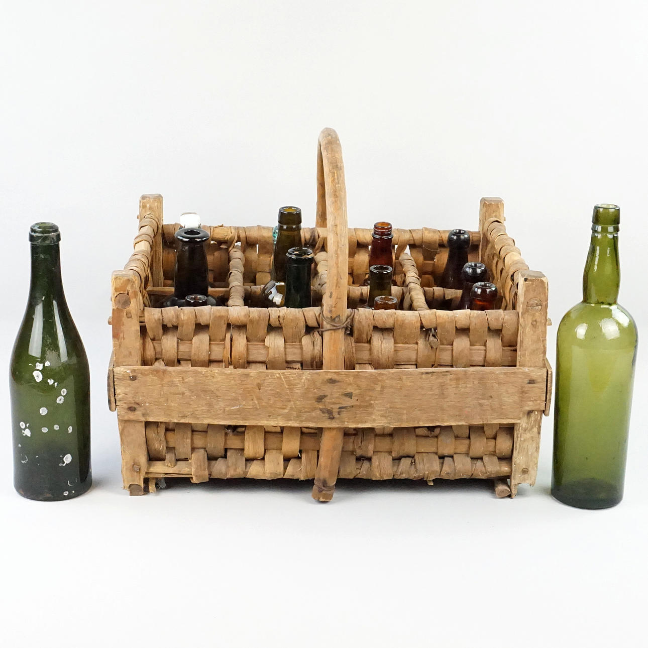 FLASKSTÄLL OCH GAMLA FLASKOR 1800/1900-tal.