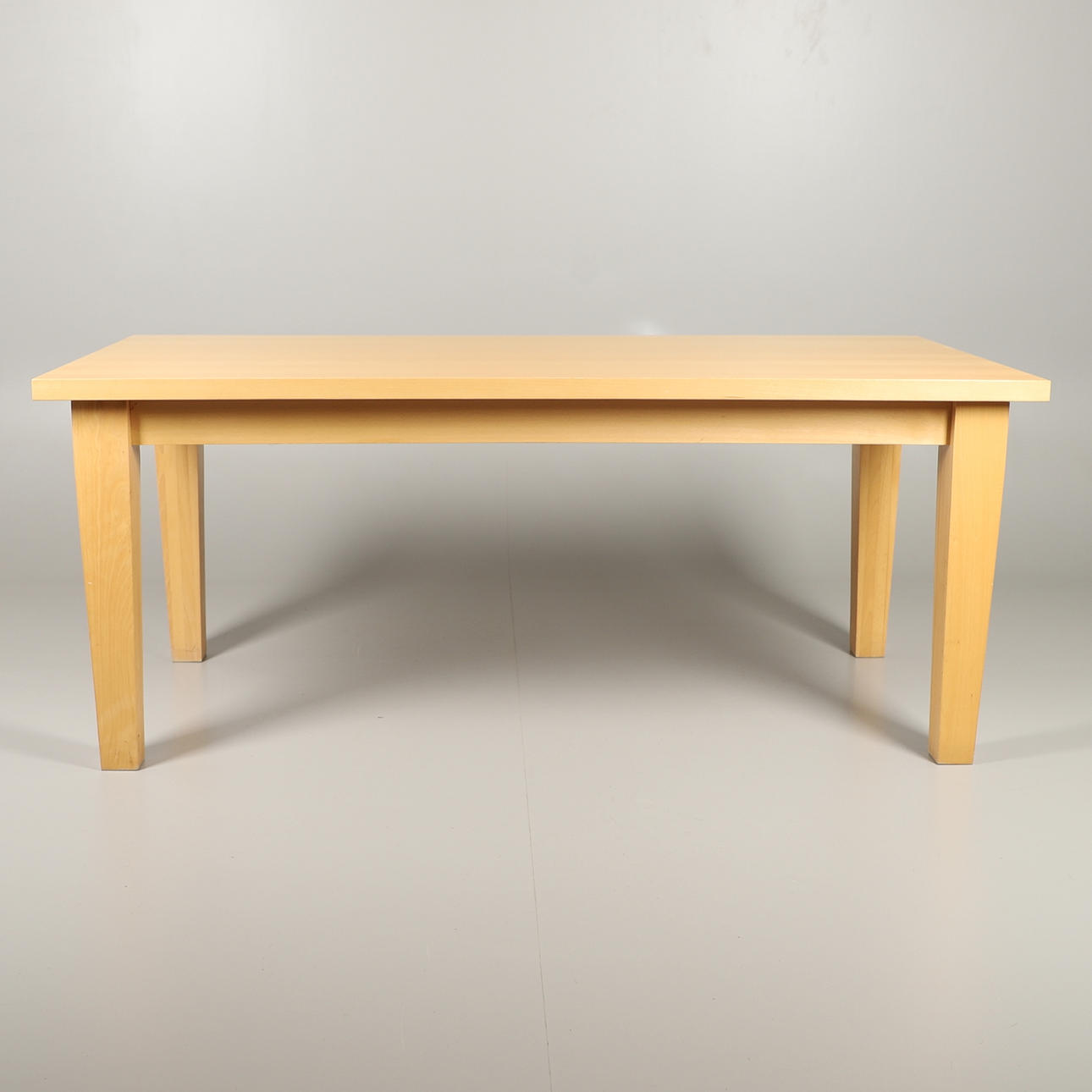 EIN MODERNER TISCH AUS HELLEM BUCHENHOLZ.