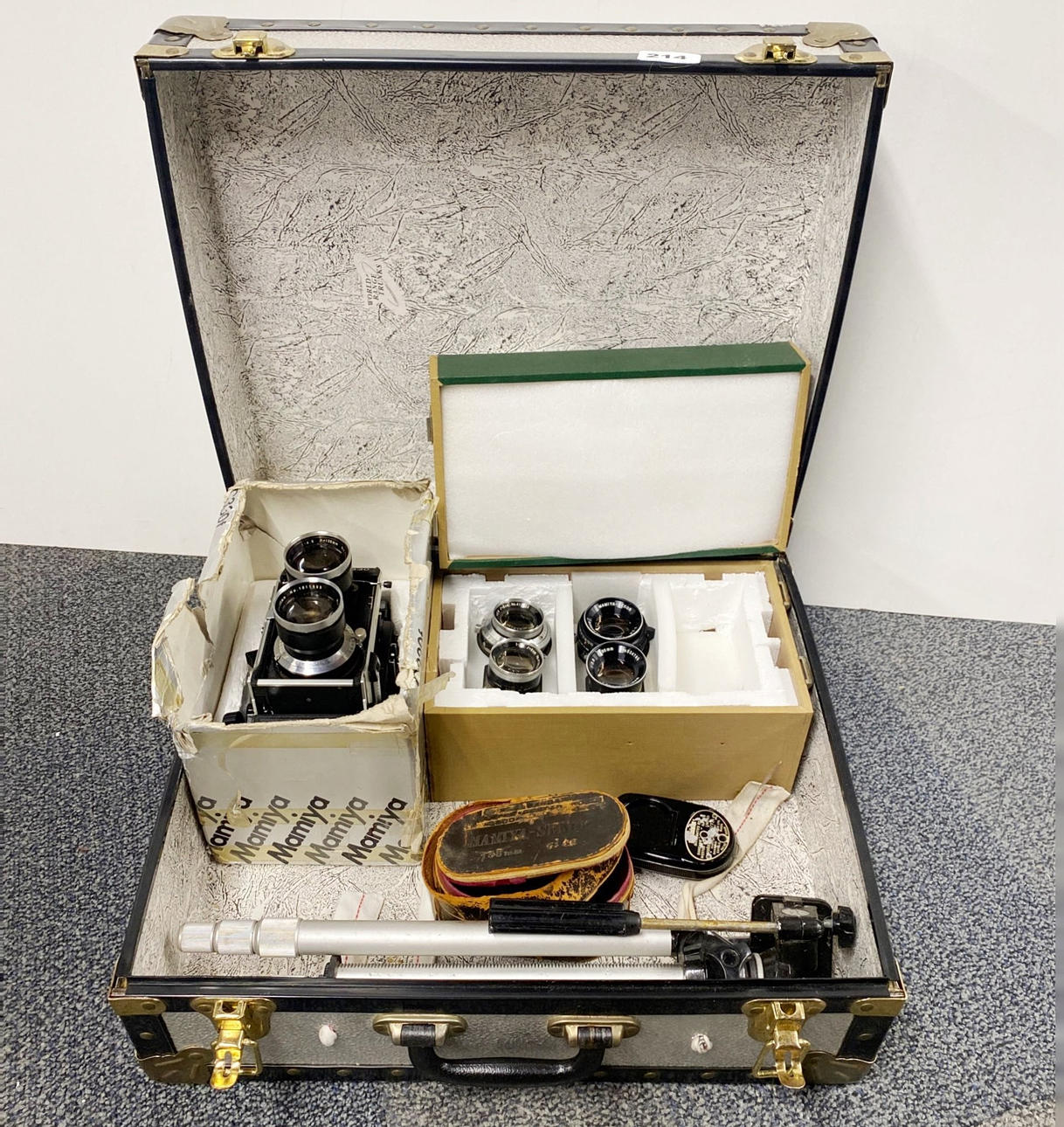 MAMIYA C330 SPIEGELREFLEXKAMERA MIT ZWEI OBJEKTIVEN.