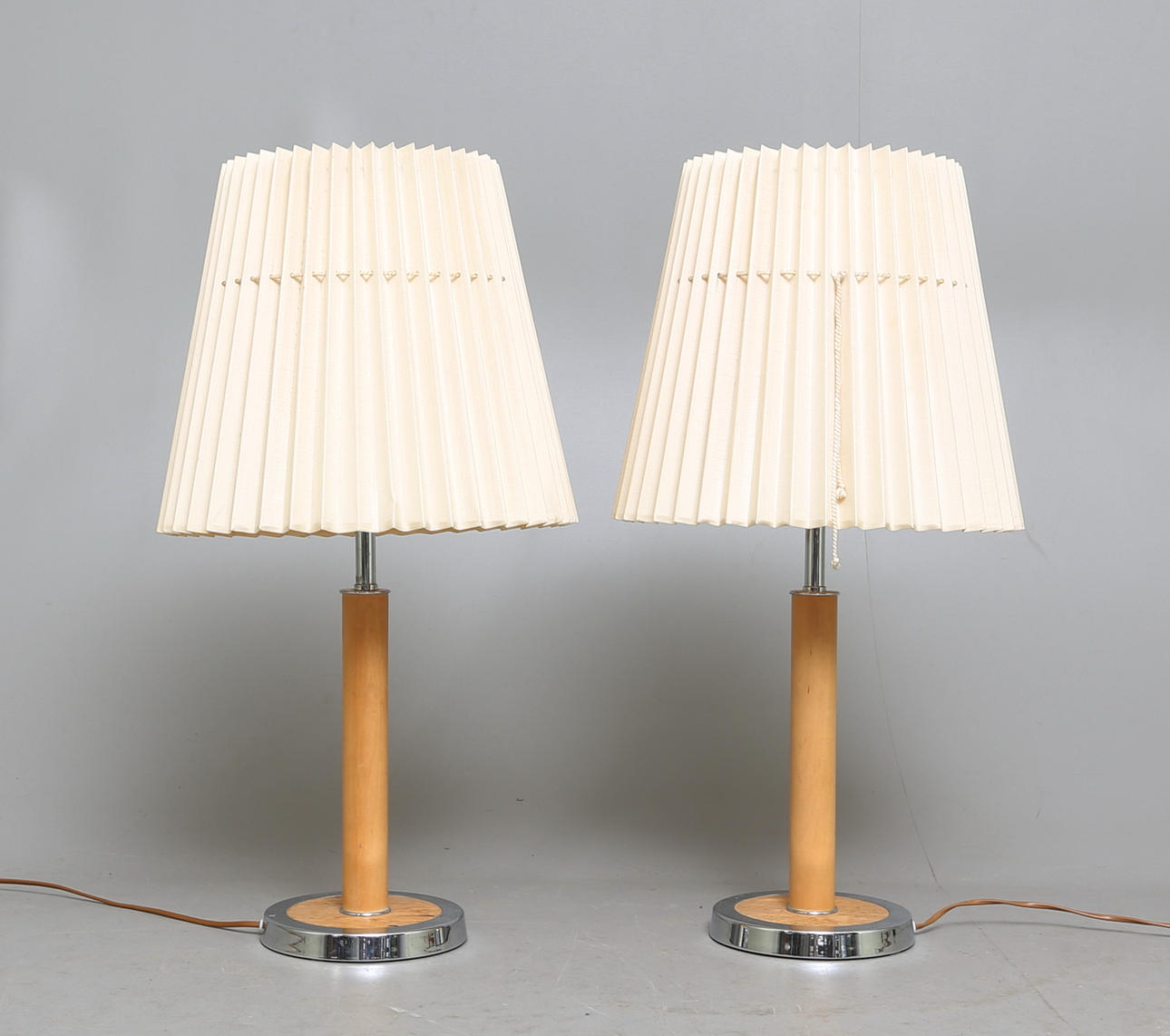 BORDSLAMPOR, 1 par, metall och trä, modell B181, Bergboms, 1900-tal.