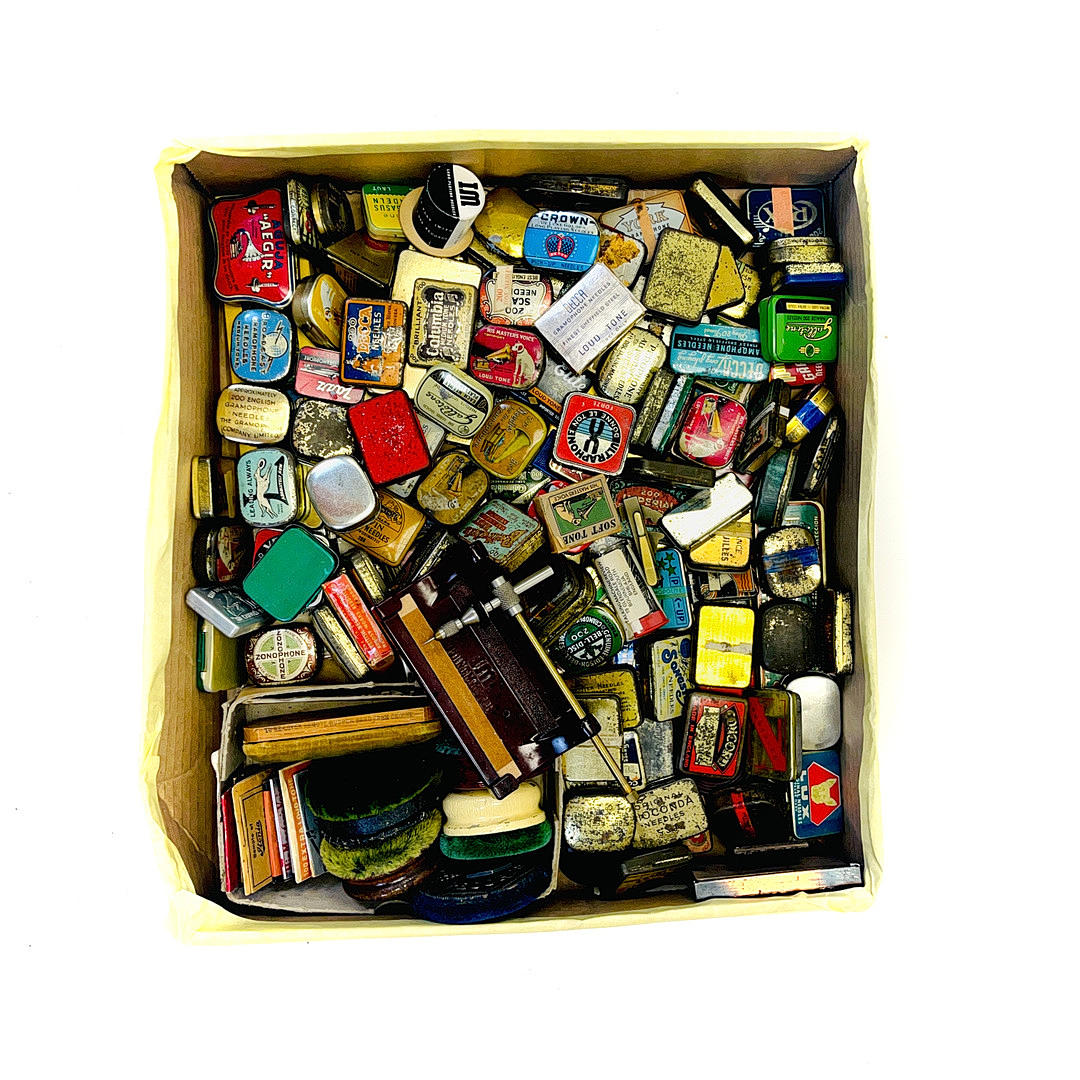 STOR MÆNGDE GRAMMOFONER NÅLEDÅSER OG ANDRE VARER.