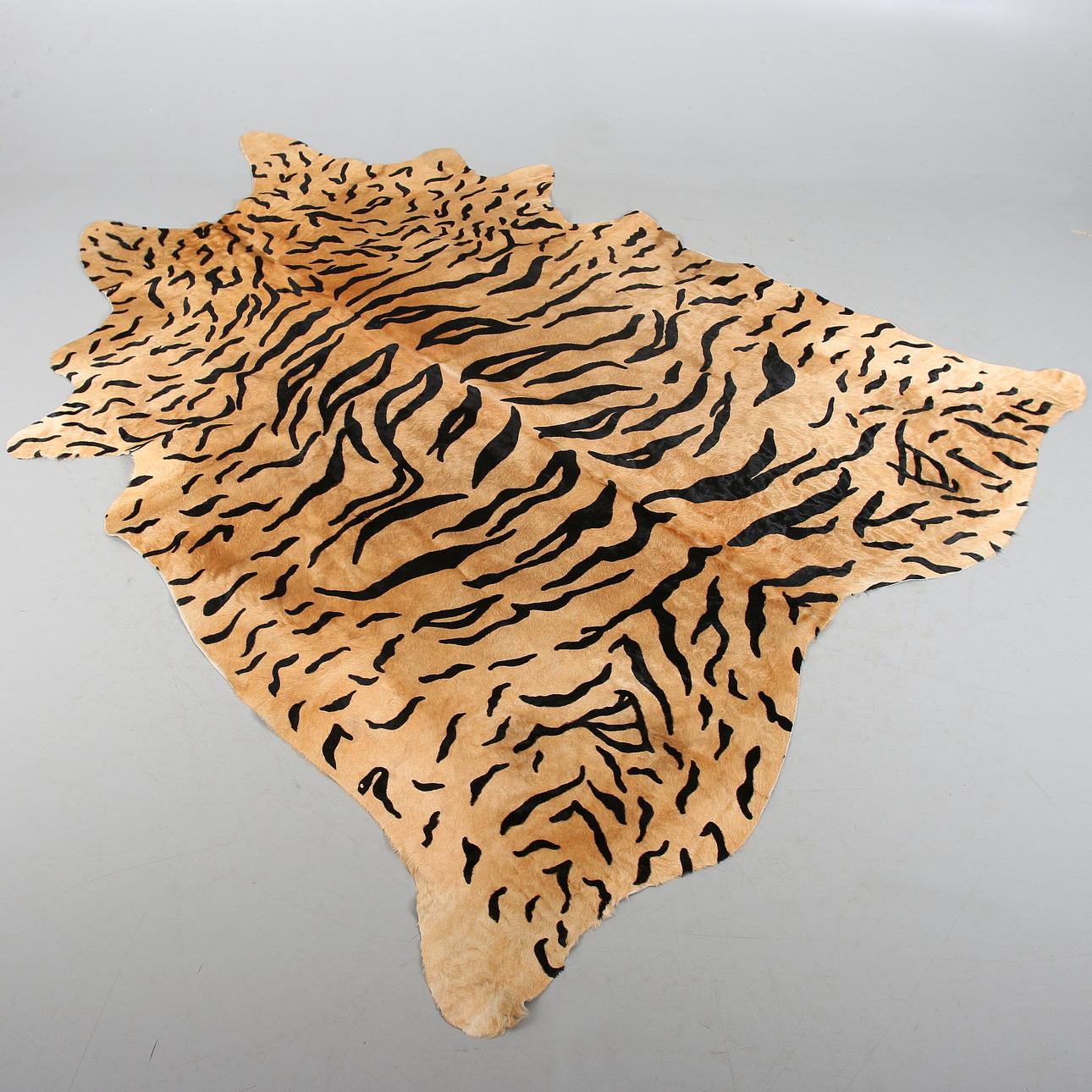 KOHUD, "Tiger print", Skinnwille. 2000-tal. 235 x 168 cm.