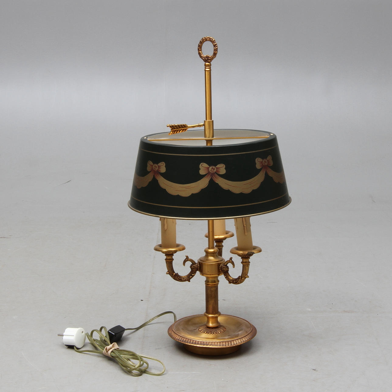 BORDSLAMPA, med plåtskärm, s k Bouillotte, 1900-talets andra hälft.