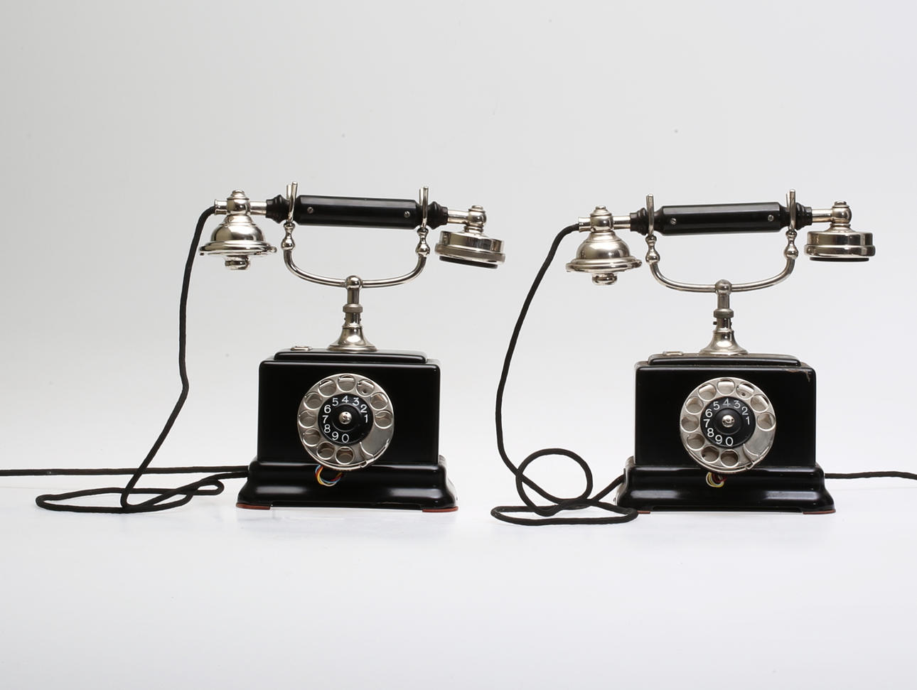 BORDSTELEFONER, 2 st, L.M. Ericsson, 1900-tal.