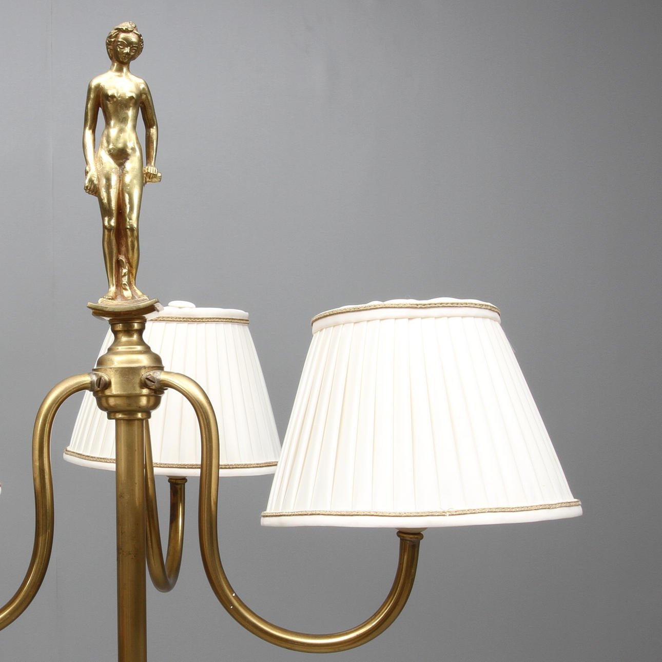 GOLVLAMPA, metall med stenfot, dekor av kvinna, 1900-tal.