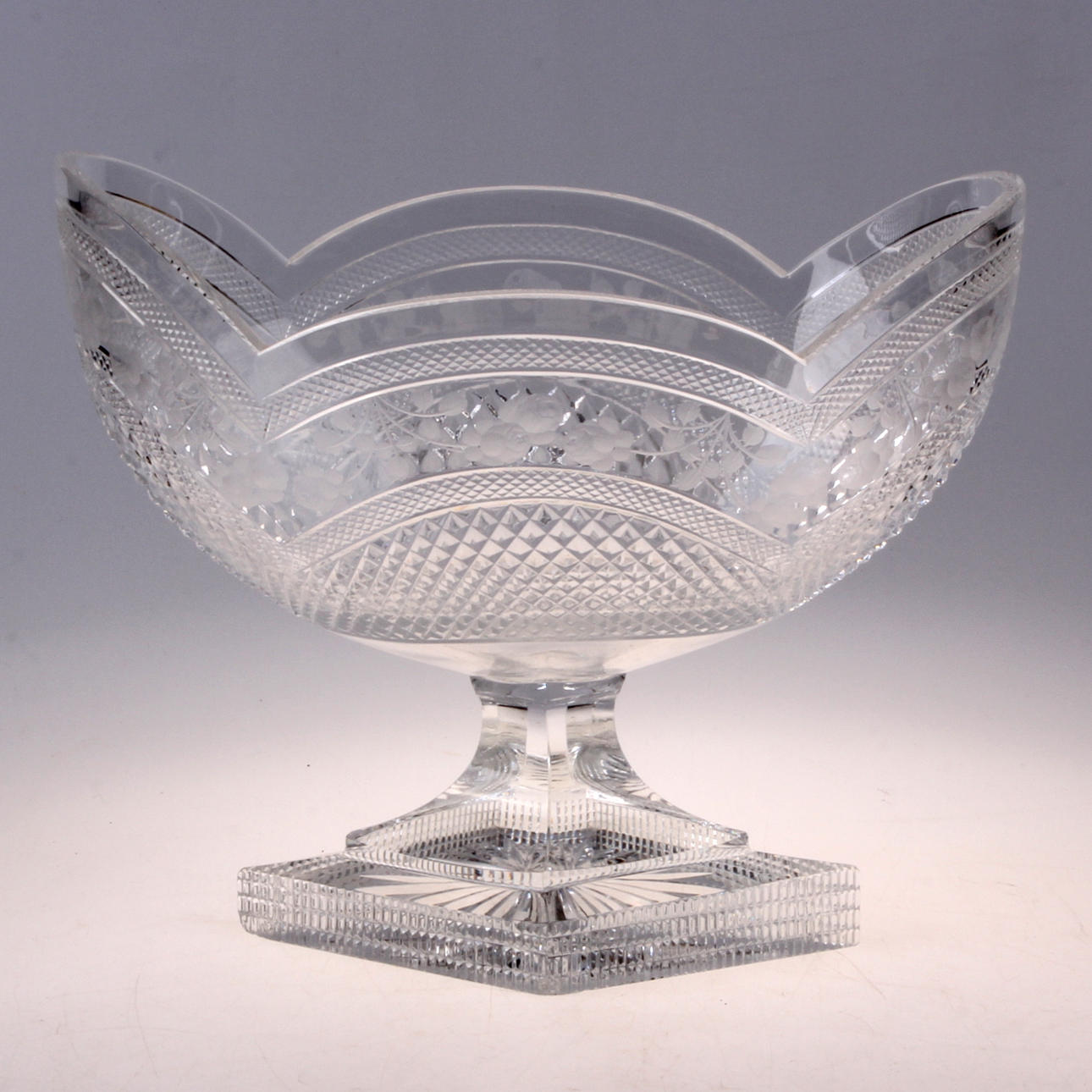 SKÅL, på fot, kristall, dekor av rosor, 1900-tal.