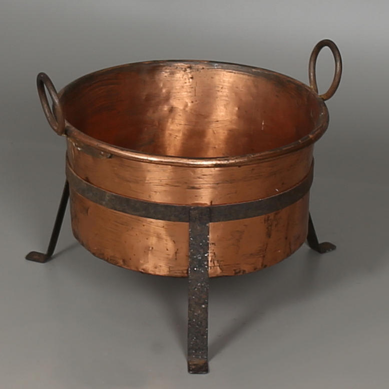 KOPPARBALJA på benställning i järn, 1800/1900-tal.