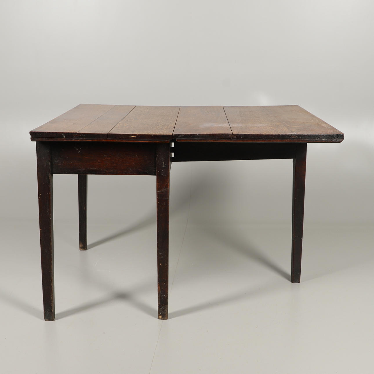 A 19TH CENTURY OAK SINGLE DROP LEAF TABLE.