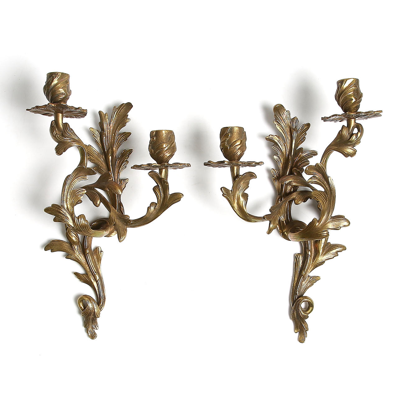 VÄGGLJUSTAKAR / KANDELABRAR, patinerad mässing, nyrokoko, sekelskiftet 18/1900.