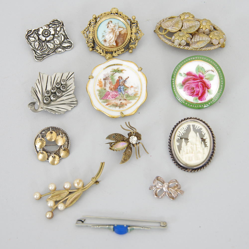 BROSCHER, 12 stycken.