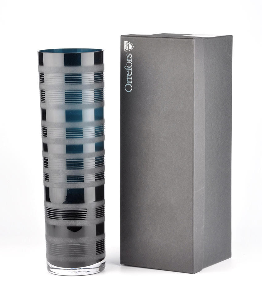 INGEGERD RAMAN. GLASVAS ”ZVIZZ”. Orrefors.Sverige. Höjd 27.2 cm Diameter: 10cm.