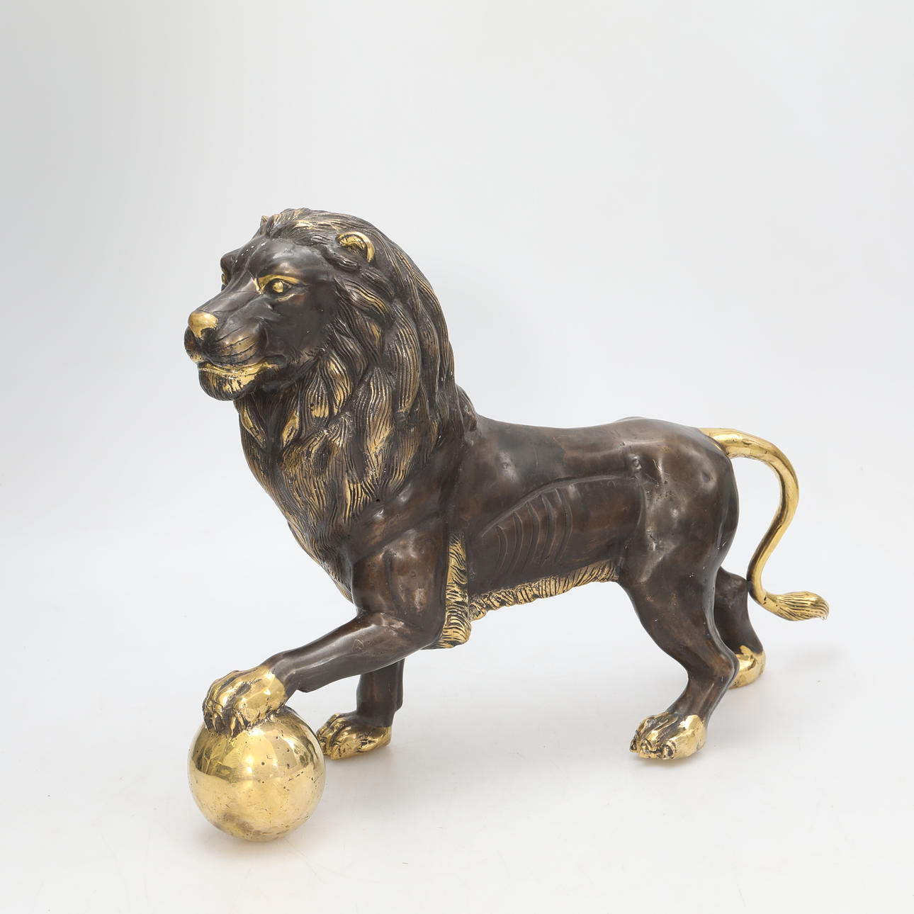 DECORATION, metal, lion with ball.