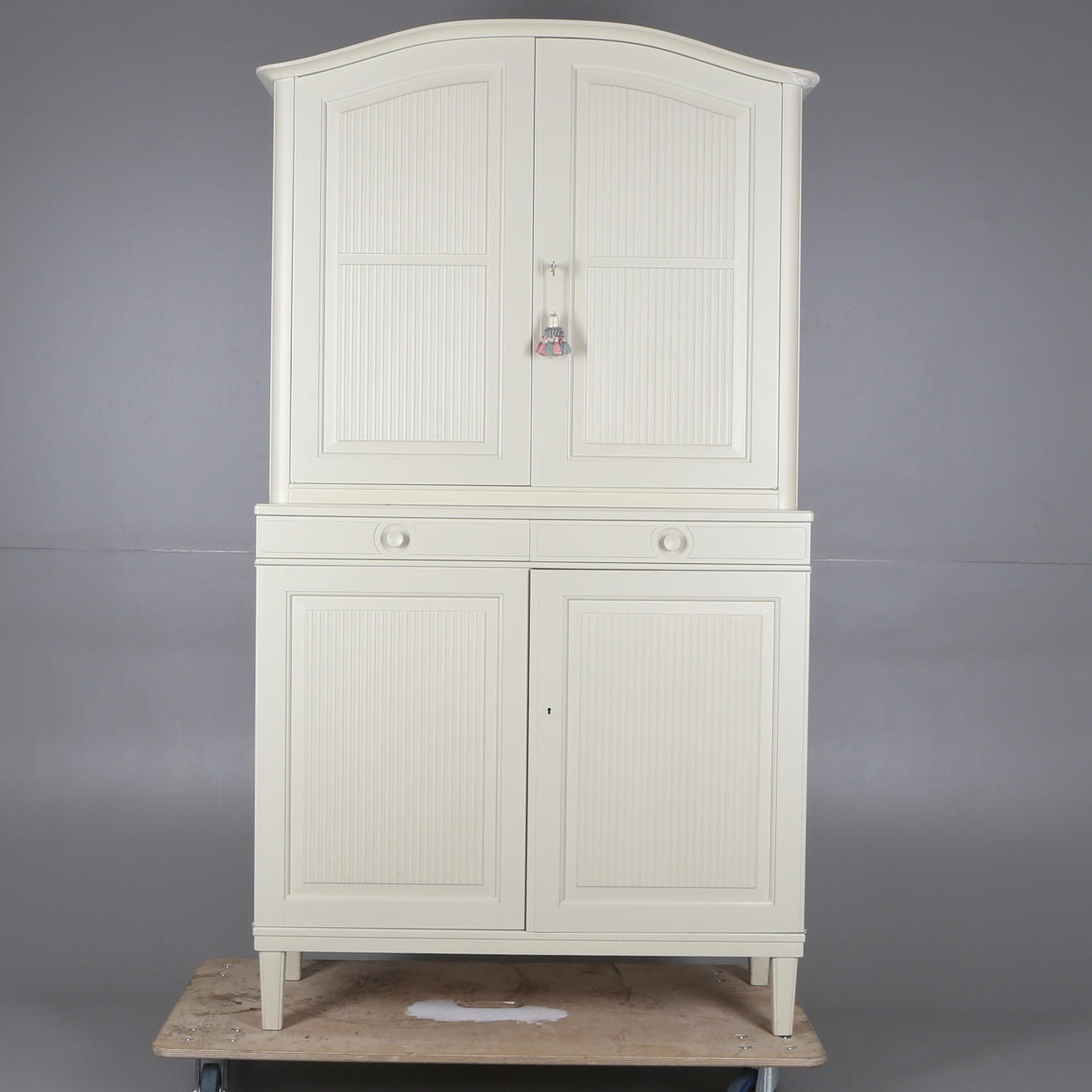 LINNESKÅP, Carl Malmsten, Åfors möbelfabrik, 1900-talets tredje fjärdedel.