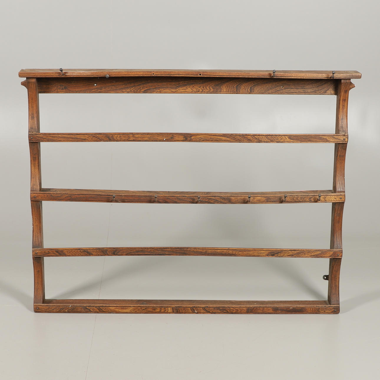 UN ESTANTE PARA PLATOS DE OLMO.