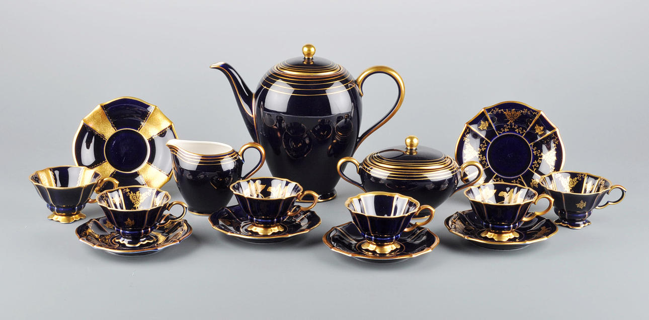 LINDNER IN KÜPS. 1950-talet koboltblått och guld mocka set.