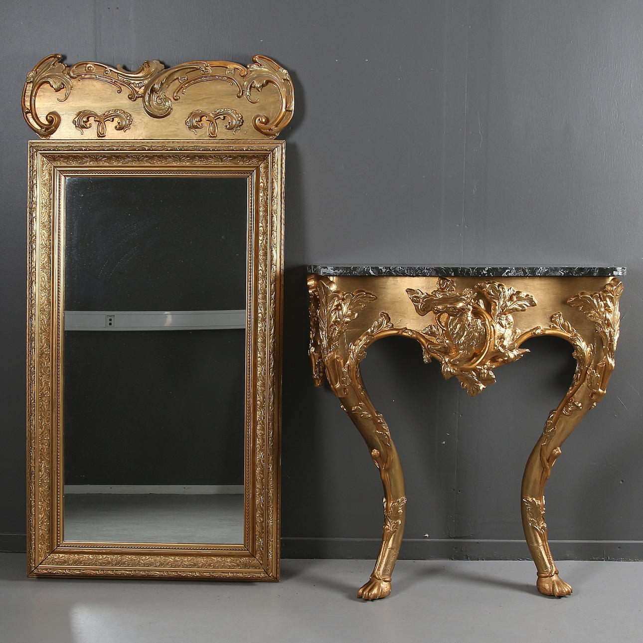 SPEGEL samt TRYMÅBORD med MARMORSKIVA, trä och pastellage, Jugend. Sekelskiftet 1800/1900.