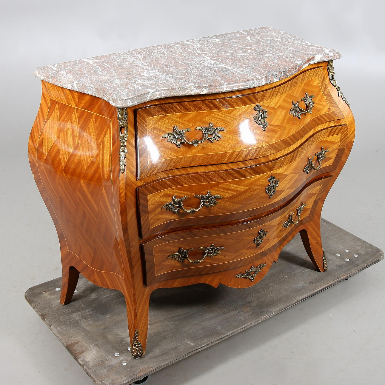 BYRÅ med marmorskiva, Rokokostil, 1900-talets andra hälft.